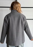 Carica l'immagine nel visualizzatore della galleria, Cappotto grigio con chiusura asimmetrica - ZAHJR
