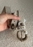 Carica l'immagine nel visualizzatore della galleria, Cintura THEVICE con borchie crema