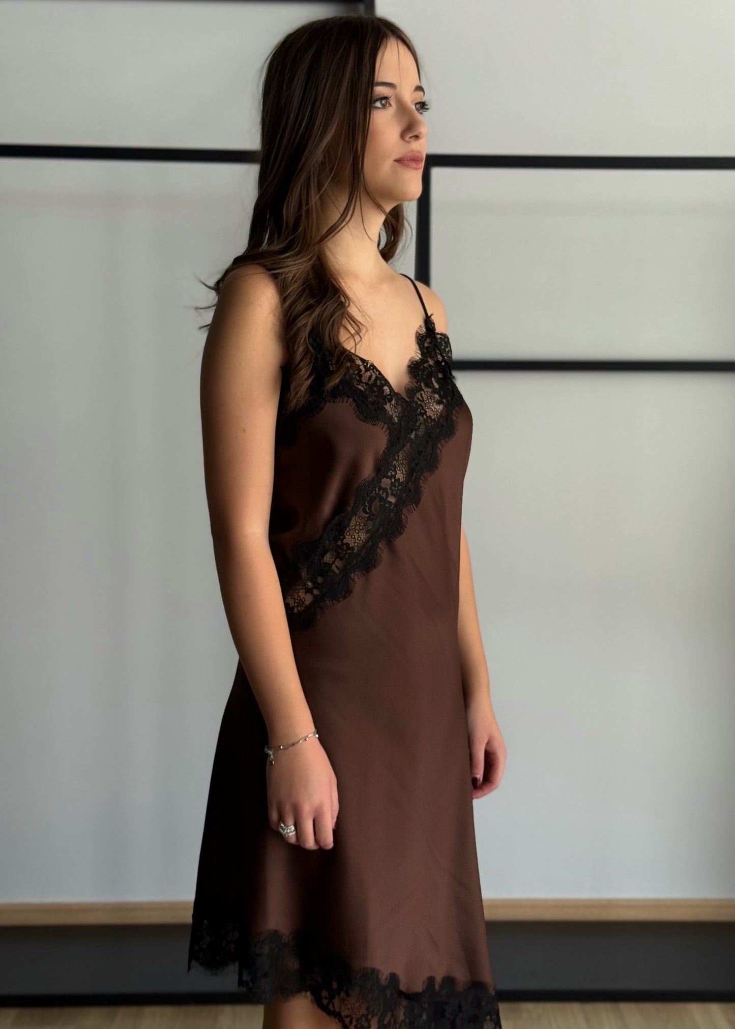 Abito sottoveste in raso con pizzo e orlo asimmetrico
