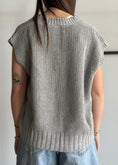 Carica l'immagine nel visualizzatore della galleria, Gilet ZAHJR in maglia con bottoni perla