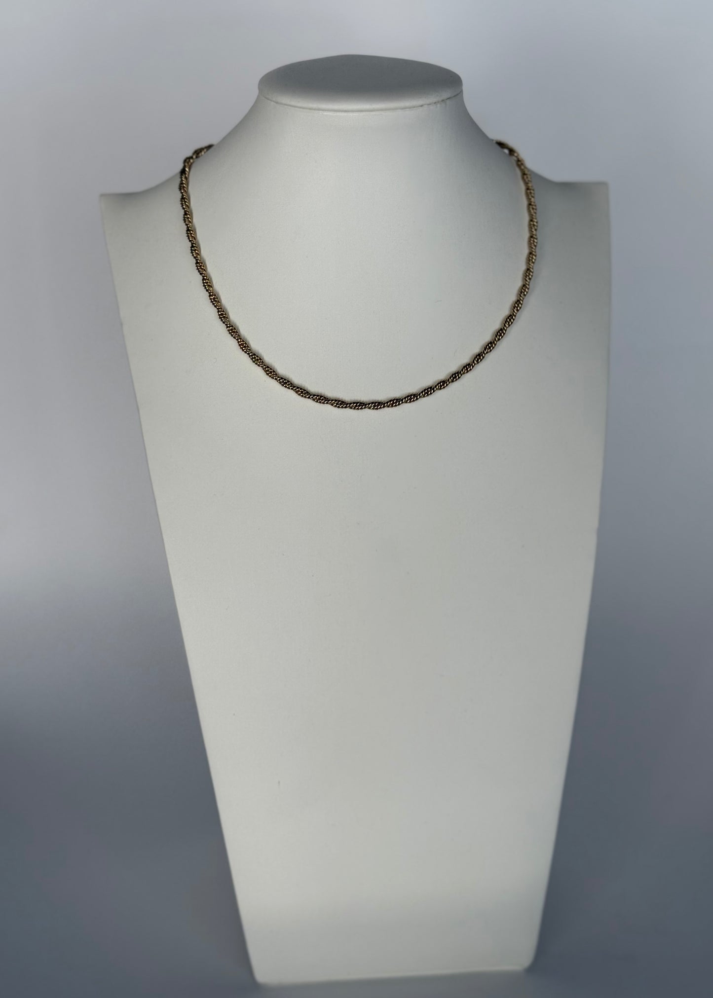 Collana dorata a corda sottile