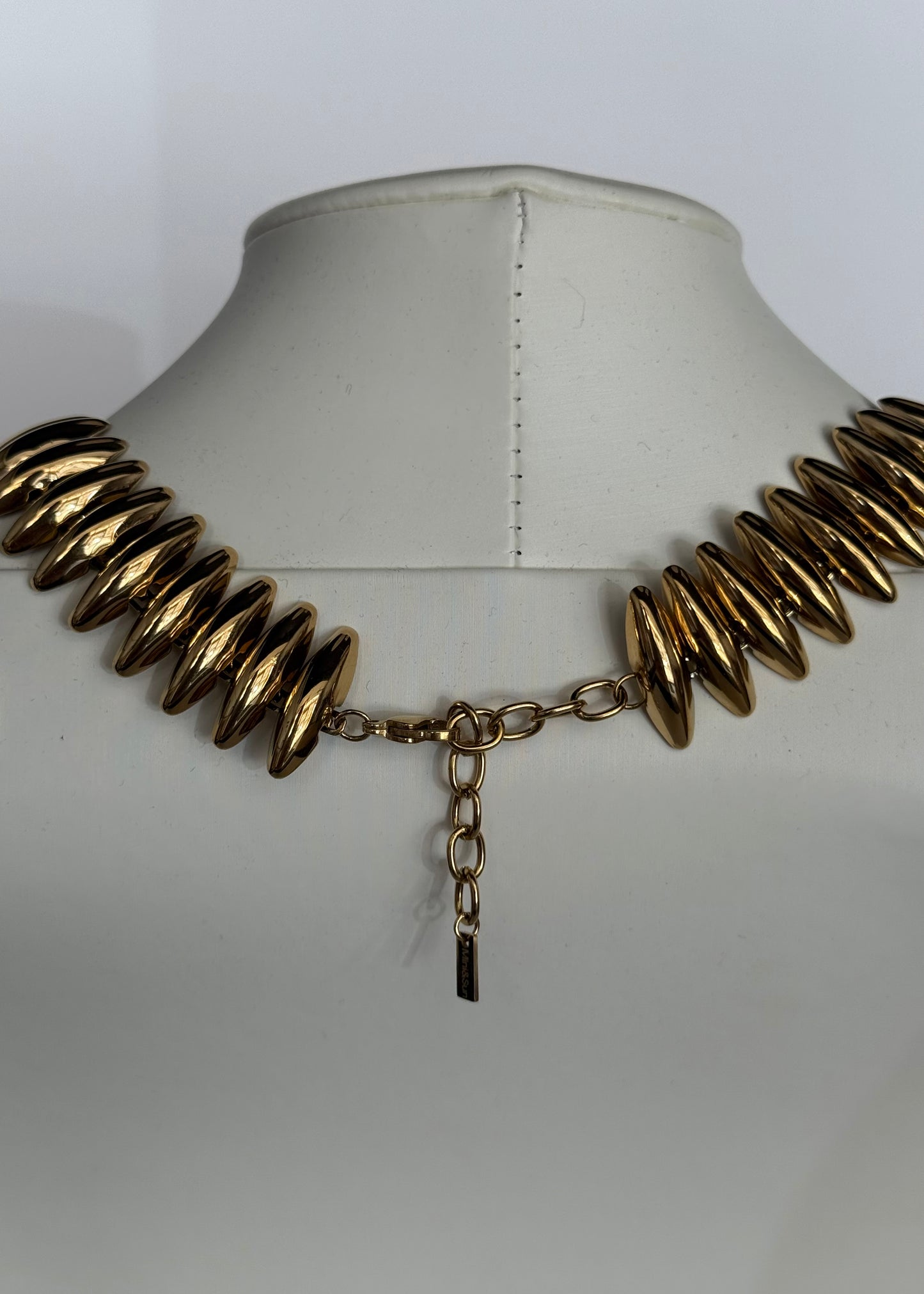 Collana girocollo dorata con maglie bombate