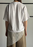 Carica l'immagine nel visualizzatore della galleria, T-shirt KIKISIX bianca con pizzo