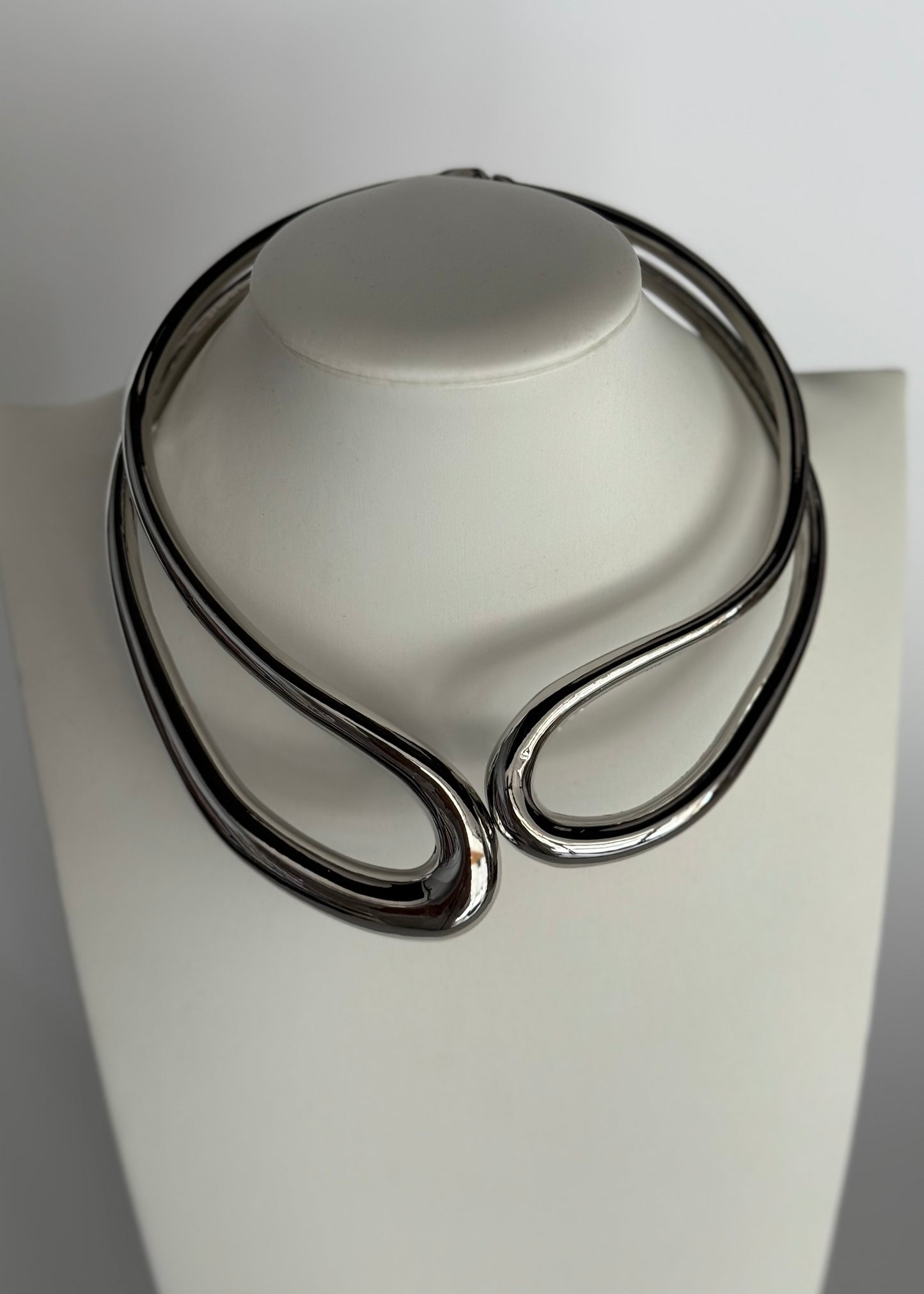 Collana rigida argento effetto scultoreo