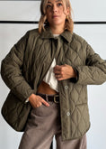 Carica l'immagine nel visualizzatore della galleria, Giacca COZY militare trapuntata con colletto in velluto