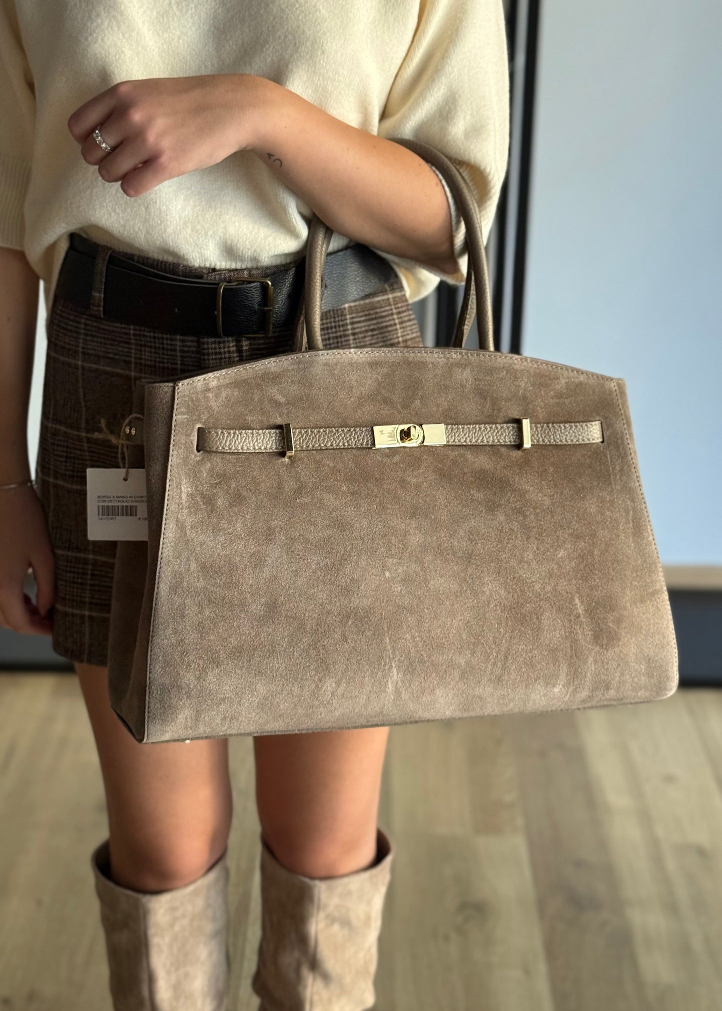 Borsa a Mano in Camoscio con Dettaglio Chiusura Oro