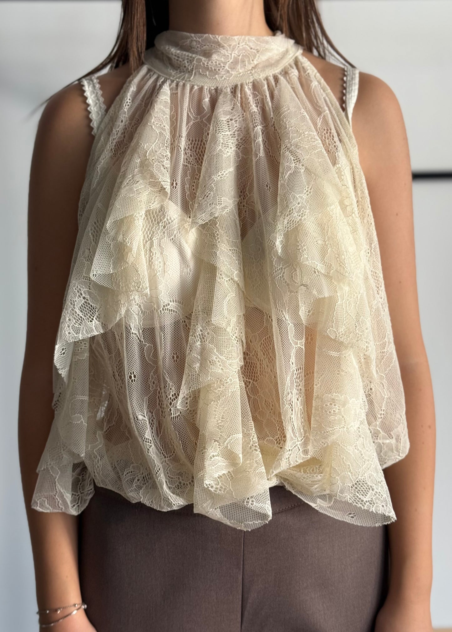 Top in pizzo burro con volant e fiocco sul retro