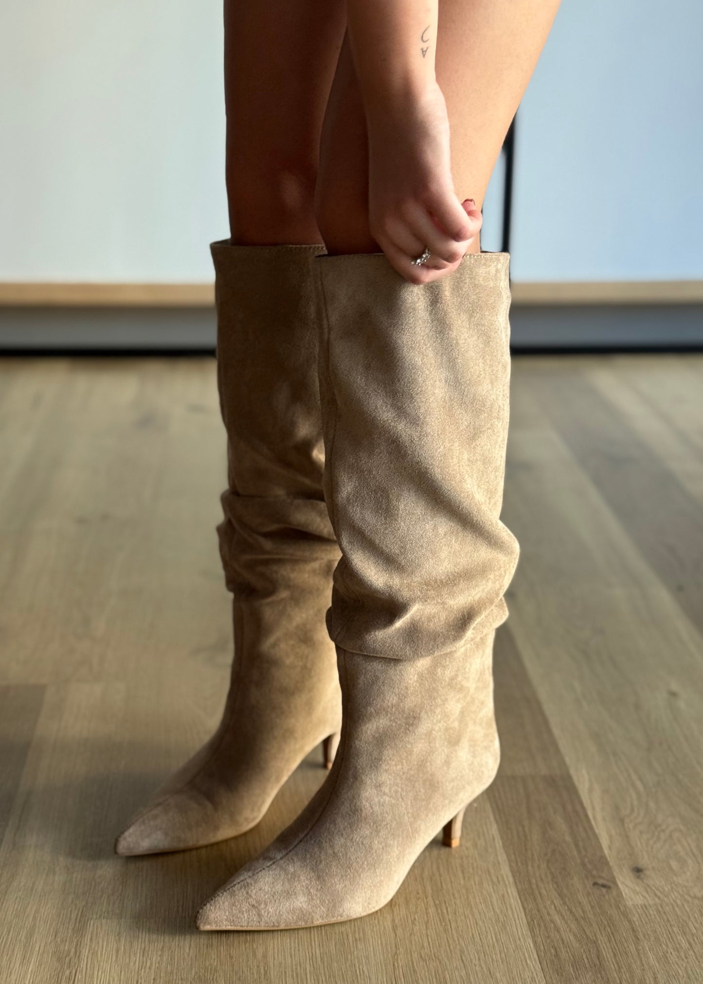 Stivale in camoscio beige con tacco a spillo basso e punta affusolata