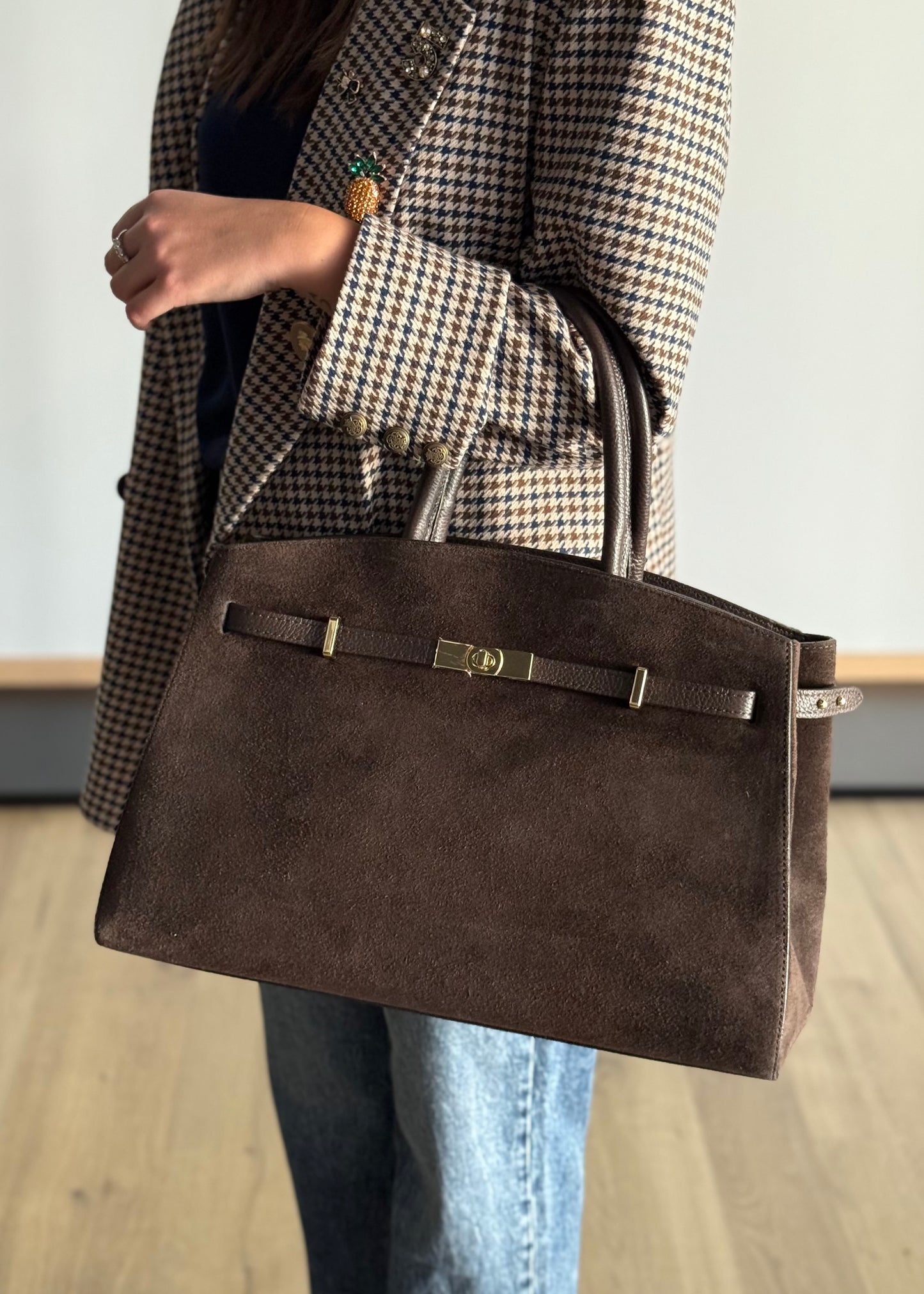 Borsa a Mano in Camoscio con Dettaglio Chiusura Oro