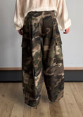Carica l'immagine nel visualizzatore della galleria, Pantalone cargo camouflage con cintura - PHILIALOFT