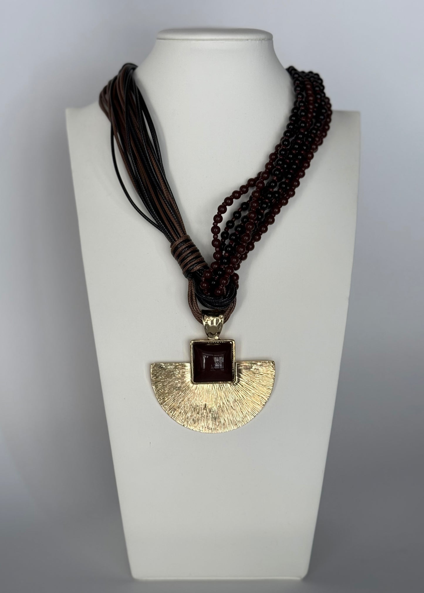 Collana multistrato con maxi pendente dorato e resina marrone