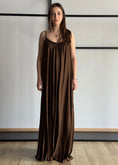 Carica l'immagine nel visualizzatore della galleria, Abito lungo ZAHJR in satin moro