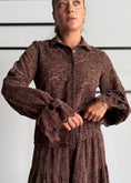 Carica l'immagine nel visualizzatore della galleria, Camicia in pizzo moro con volant - KONTATTO