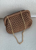 Carica l'immagine nel visualizzatore della galleria, Clutch intrecciata cammello