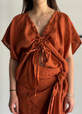 Carica l'immagine nel visualizzatore della galleria, Blusa PHILIALOFT in lino terracotta con scollo regolabile