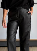 Carica l'immagine nel visualizzatore della galleria, Pantalone nero effetto pitone - ZAHJR
