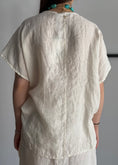 Carica l'immagine nel visualizzatore della galleria, Blusa PHILIALOFT in lino burro con scollo regolabile