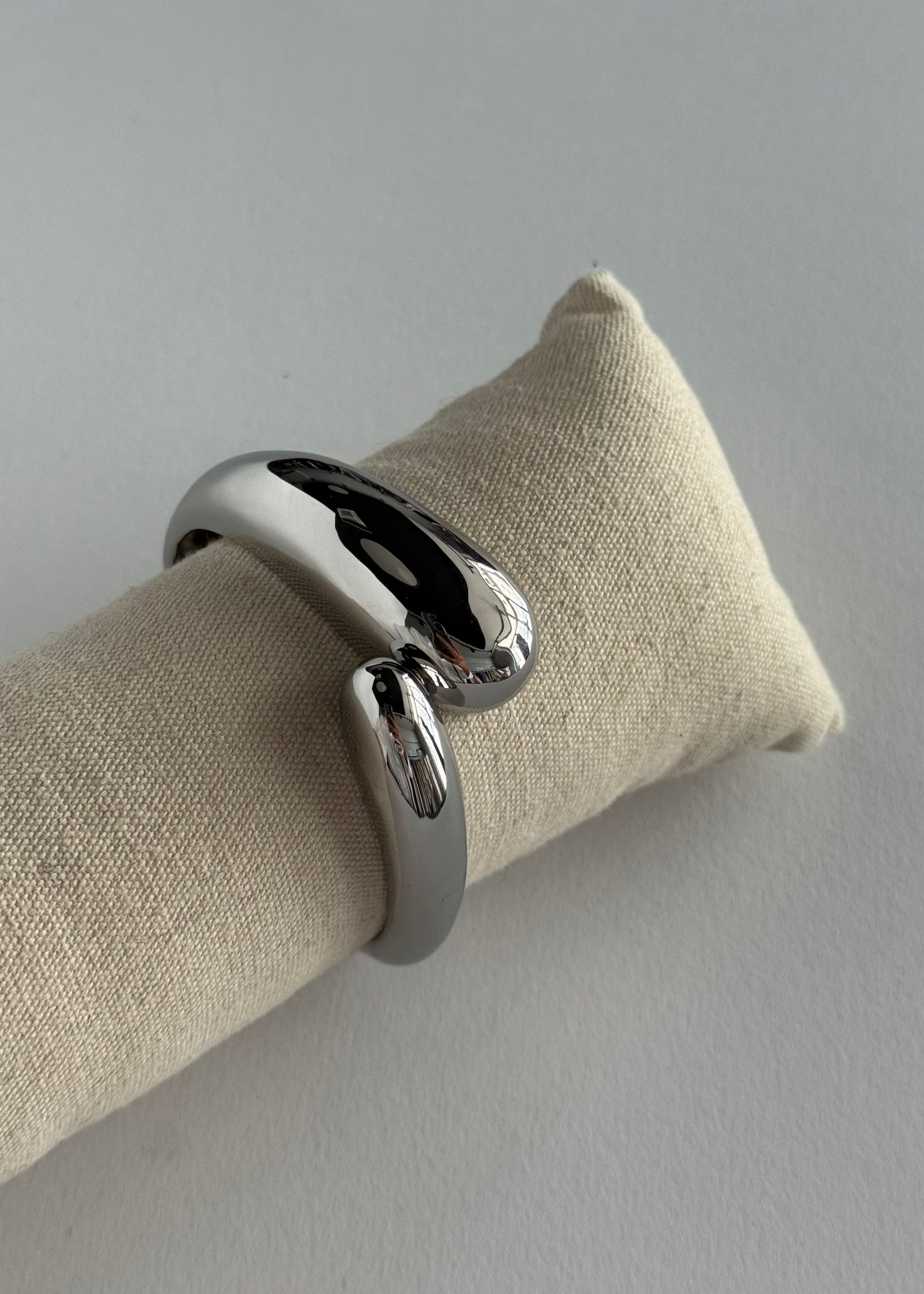 Bracciale rigido argento con design ondulato
