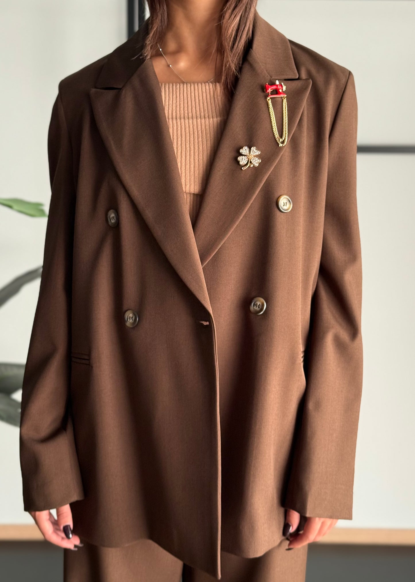 Blazer doppiopetto con spille gioiello -ZAHJR