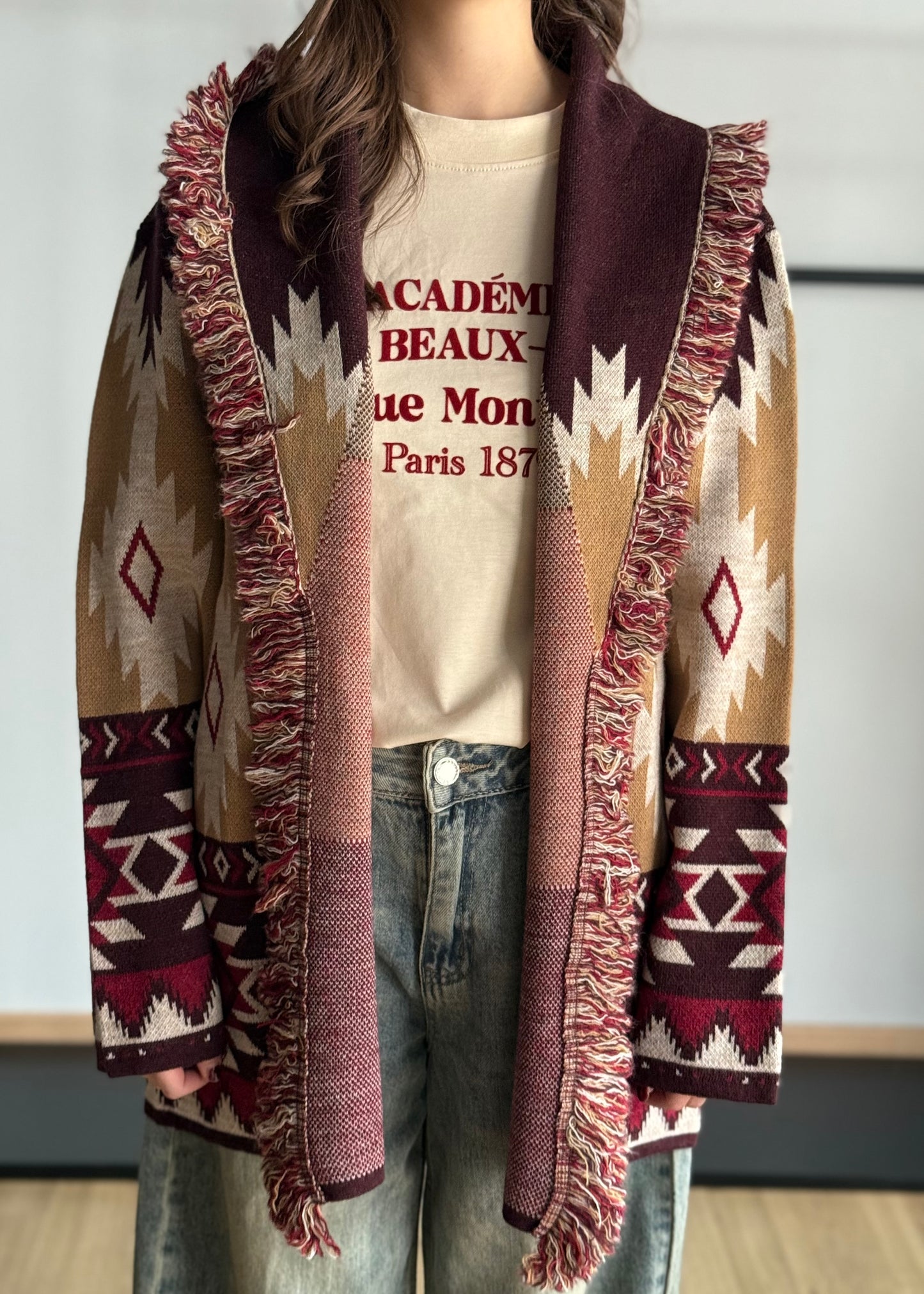 Cardigan jacquard etnico con frange e cintura