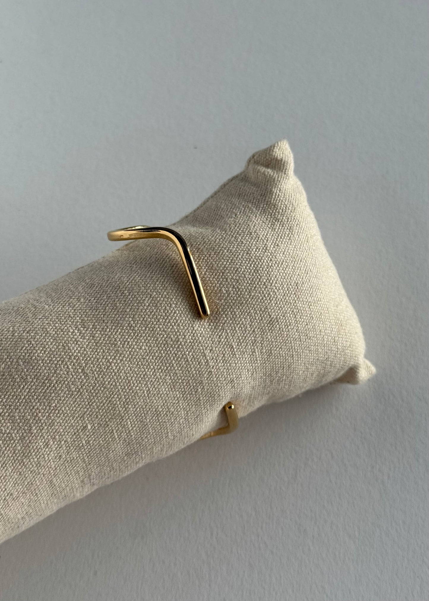 Bracciale rigido dorato a onda