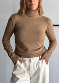 Carica l'immagine nel visualizzatore della galleria, Dolcevita in maglia camel - ZAHJR