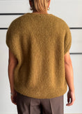 Carica l'immagine nel visualizzatore della galleria, Gilet olio in maglia soft con bottoni - PHILIALOFT