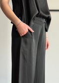 Carica l'immagine nel visualizzatore della galleria, Pantalone ZAHJR a palazzo nero