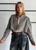 Carica l'immagine nel visualizzatore della galleria, Camicia cropped a quadri con taschino

