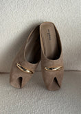 Carica l'immagine nel visualizzatore della galleria, Mules THEVICE in suede beige
