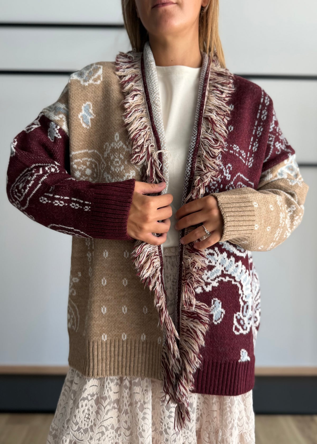 Cardigan jacquard con frange mastice - KONTATTO