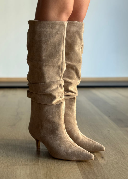 Stivale in camoscio beige con tacco a spillo basso e punta affusolata