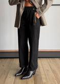 Carica l'immagine nel visualizzatore della galleria, Pantalone nero relax con charm - PHILIALOFT
