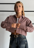 Carica l'immagine nel visualizzatore della galleria, Camicia cropped a quadri con taschino
