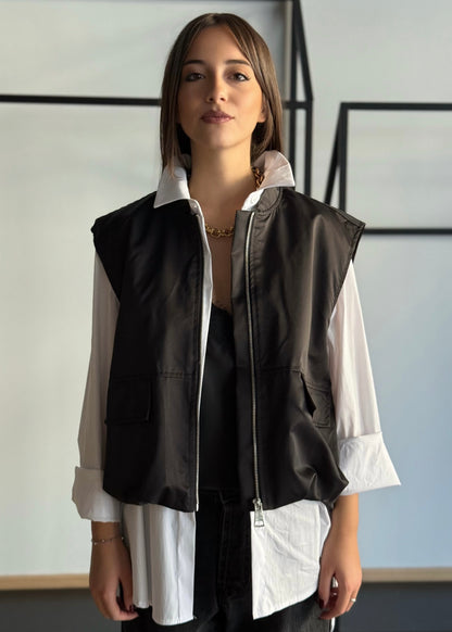 Gilet nero con zip e tasche frontali