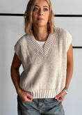 Carica l'immagine nel visualizzatore della galleria, Gilet in maglia latte con scollo a V - ZAHJR
