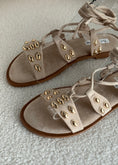 Carica l'immagine nel visualizzatore della galleria, Sandali THEVICE con borchie oro beige
