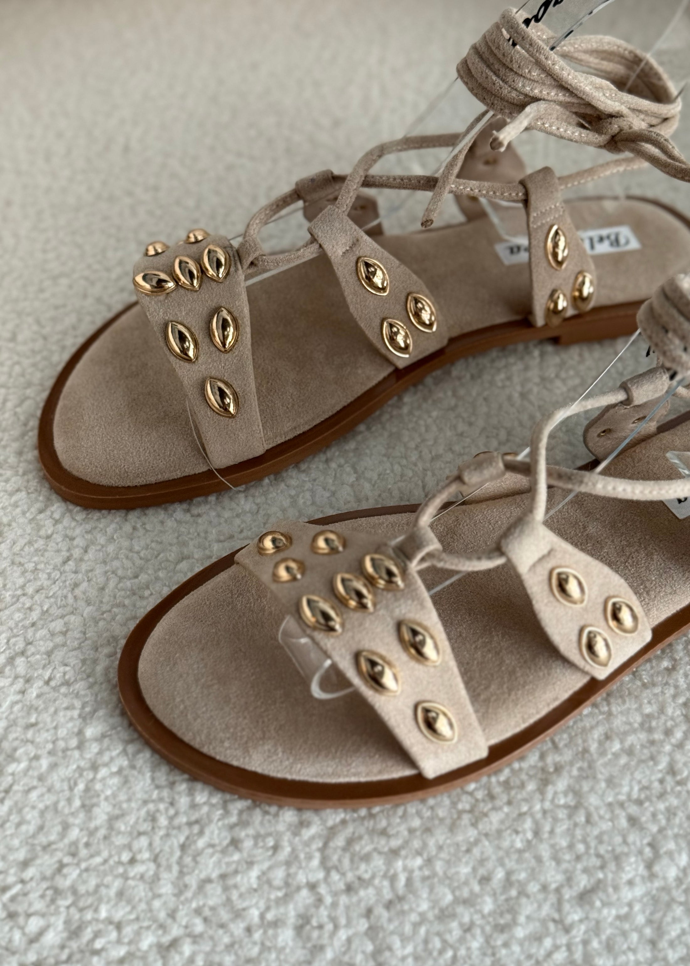 Sandali THEVICE con borchie oro beige