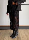 Carica l'immagine nel visualizzatore della galleria, Gonna midi in pizzo ricamato - PHILIALOFT
