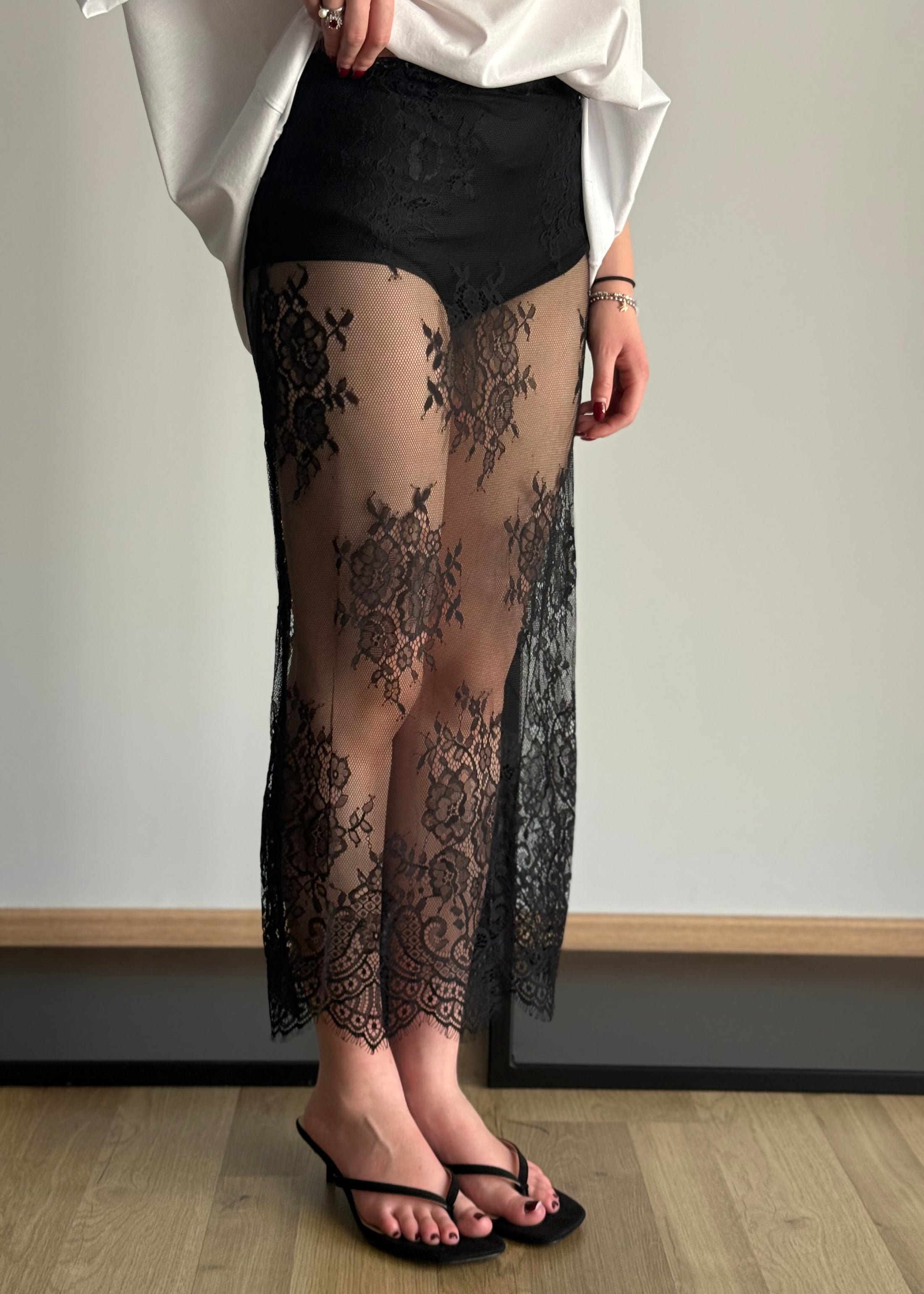 Gonna midi in pizzo trasparente nero