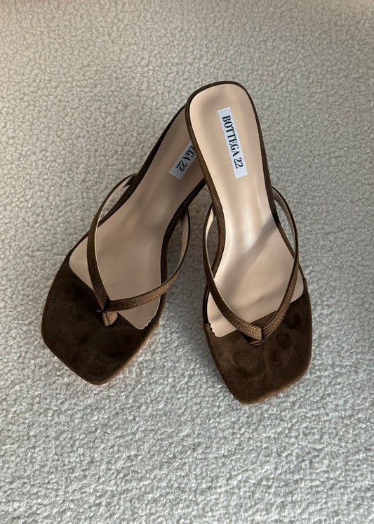 Sandali infradito con tacco moro effetto suede