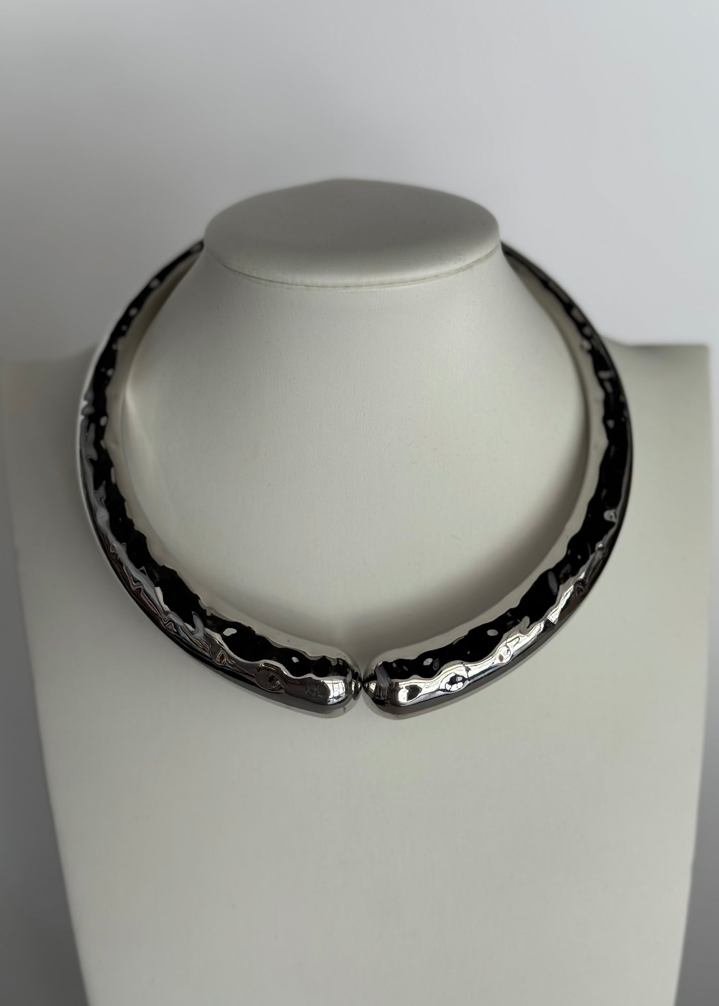 Collana rigida argentata effetto martellato