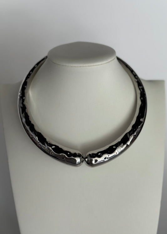 Collana rigida argentata effetto martellato