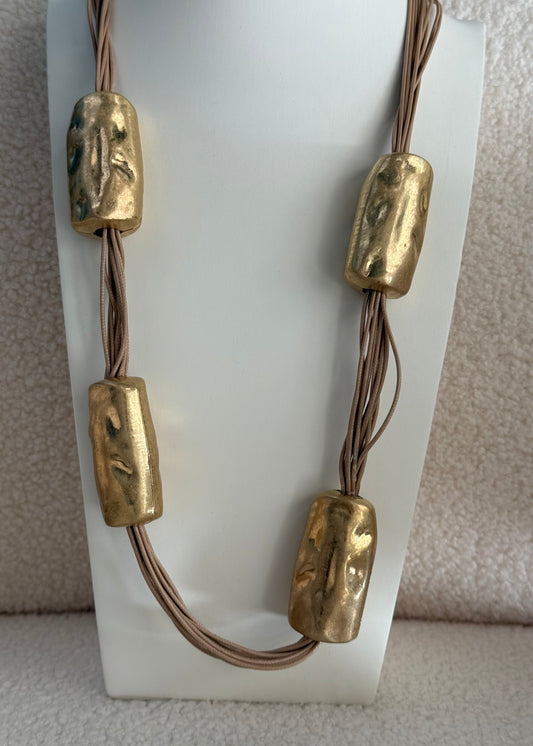 Collana lunga beige con dettagli oro