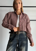 Carica l'immagine nel visualizzatore della galleria, Camicia cropped a quadri con taschino
