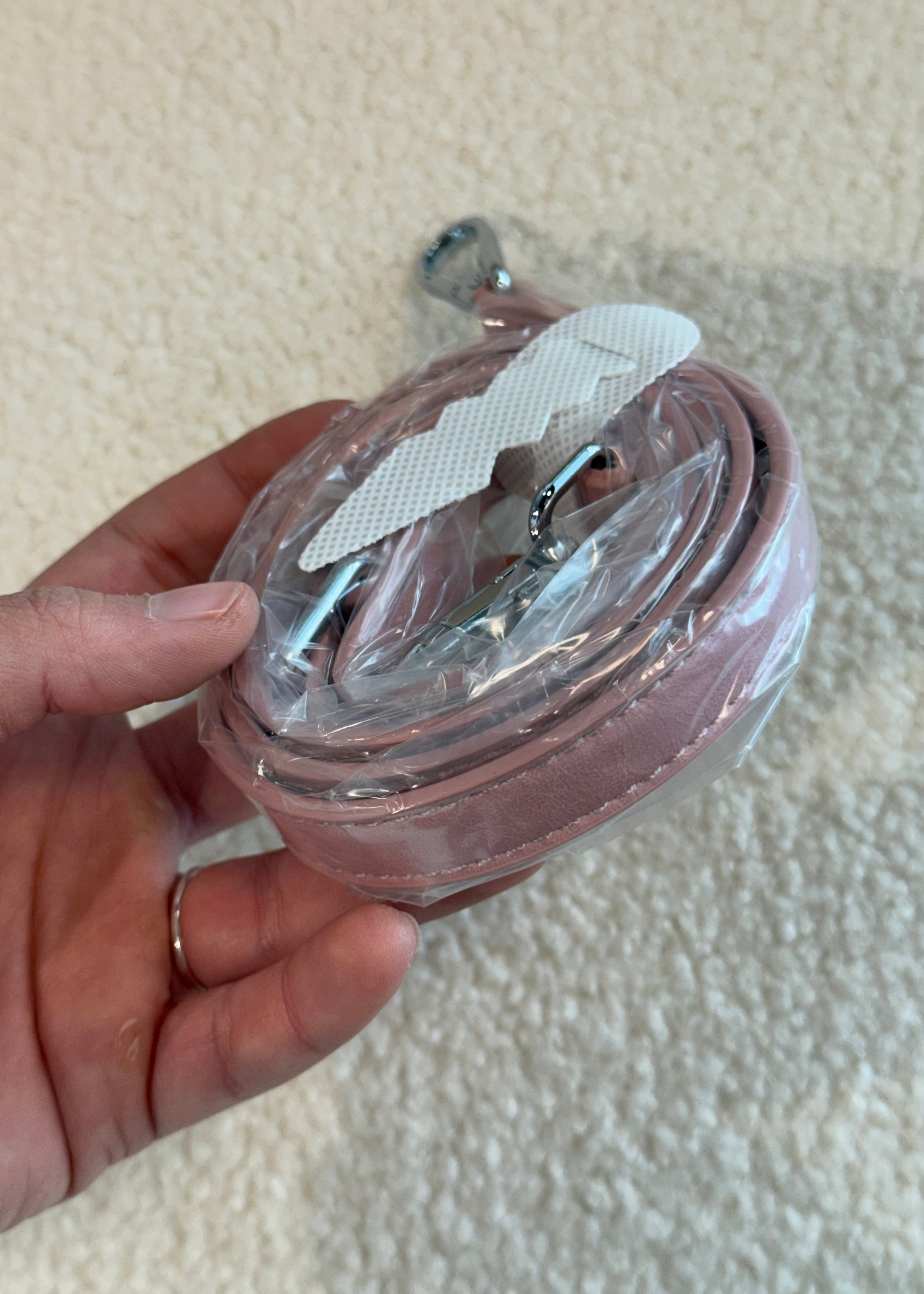 Borsa THEVICE rosa con manici intrecciati e tracolla