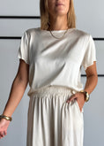 Carica l'immagine nel visualizzatore della galleria, T-shirt latte in satin - ZAHJR
