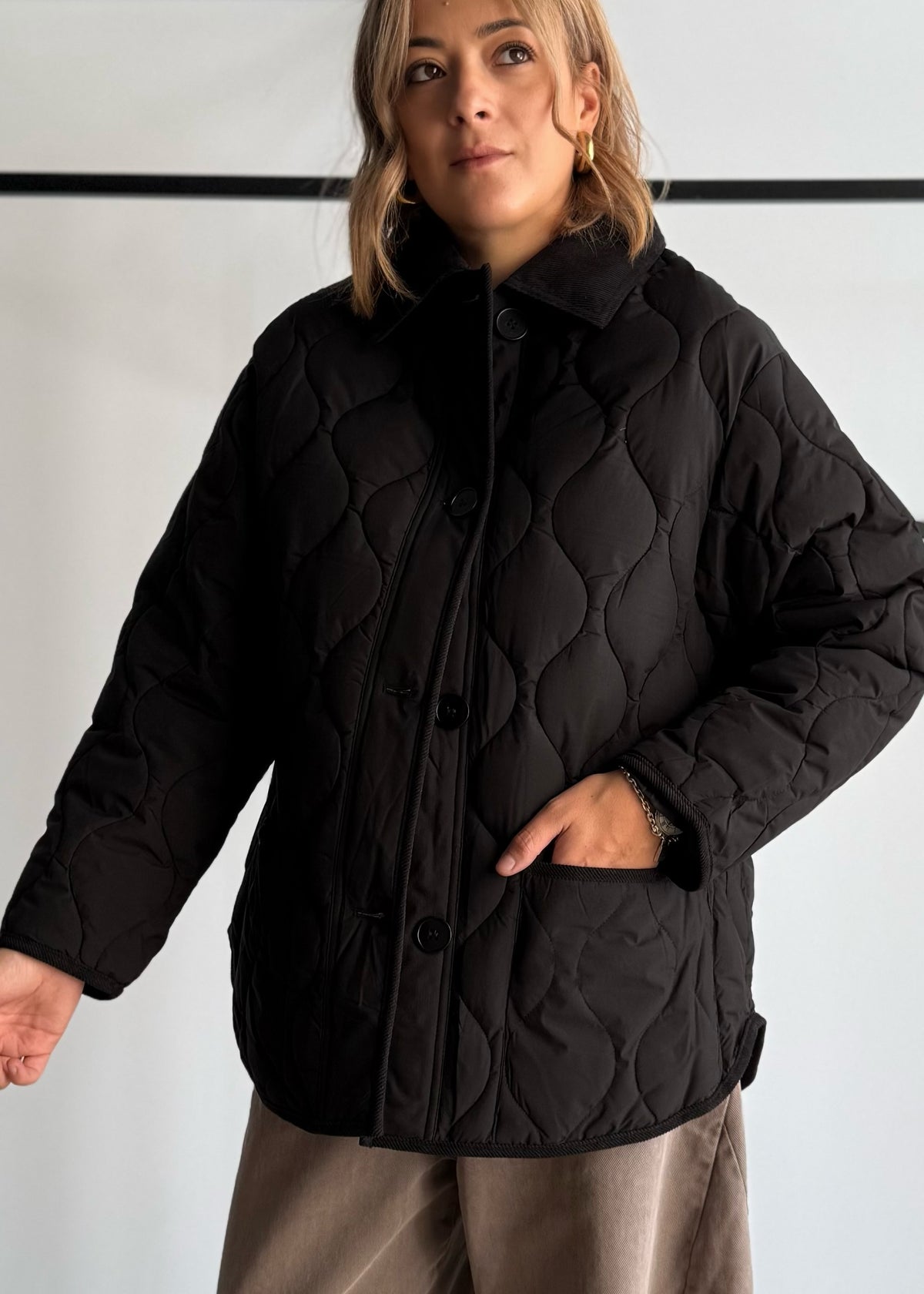 PREORDINE -Giacca COZY nera trapuntata con colletto in velluto