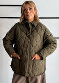 Carica l'immagine nel visualizzatore della galleria, Giacca COZY militare trapuntata con colletto in velluto

