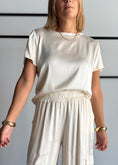 Carica l'immagine nel visualizzatore della galleria, T-shirt latte in satin - ZAHJR
